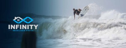 Homem surfando uma onda na Praia Grande, em Torres