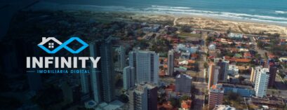 Prédios e casas a beira da praia de Torres, no Rio Grande do Sul, com o logo da Infinity Imobiliária Digital à esquerda
