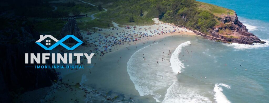 Praia de Torres no Rio Grande do Sul movimentada com o logo da "Infinity Imobiliária Digital"