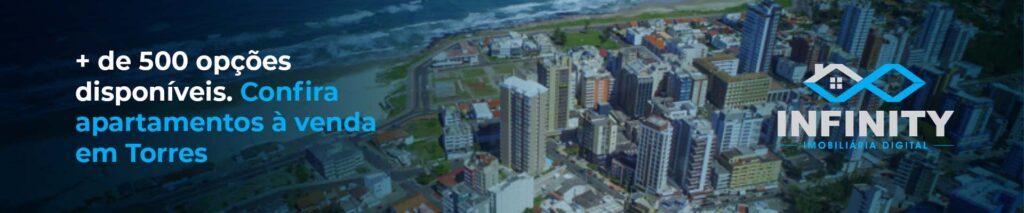 Prédios e casas na beira da praia de Torres, no Rio Grande do Sul, com o texto à esquerda "+ de 500 opções disponíveis. Confira apartamentos à venda em Torres", com a logo da Infinity Imobiliária Digital à direita.