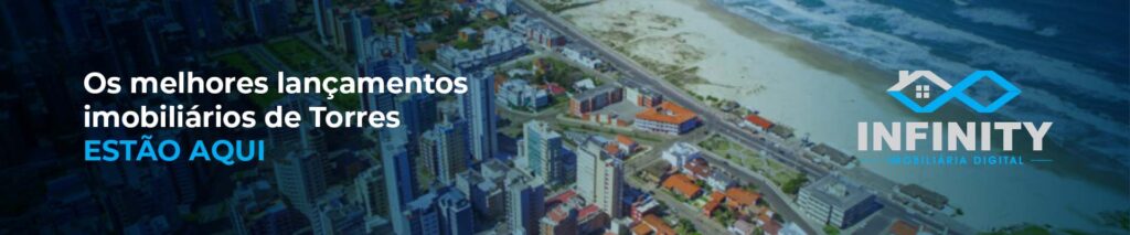 Prédios e casas na beira da praia de Torres, no Rio Grande do Sul, com o texto à esquerda "Os melhores lançamentos imobiliários de Torres estão aqui", com a logo da Infinity Imobiliária Digital à direita.