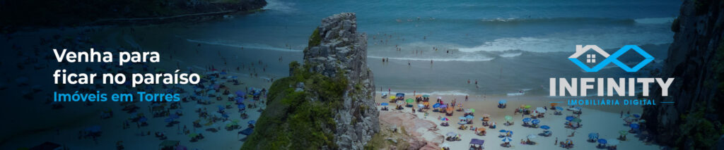 Pessoas aproveitando um dia ensolarado em uma praia em Torres, no Rio Grande do Sul. O texto à esquerda "Venha para ficar no paraíso: imóveis em Torres"