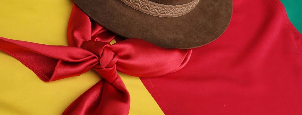 Lenço gaúcho vermelho, simbólico do Rio Grande do Sul, e um chapéu marrom.