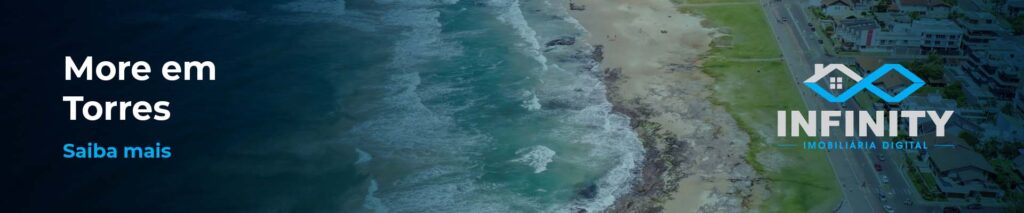 Praia em Torres, no Rio Grande do Sul, com o texto à esquerda "More em Torres: saiba mais"