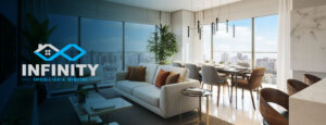 Sala de estar, com sofá branco e cortinas abertas, com a logo da Infinity Imobiliária Digital à esquerda.