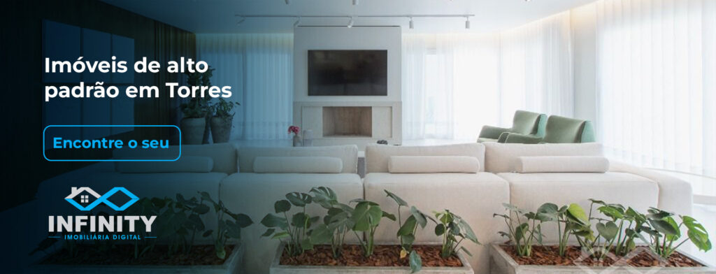 Sala de estar, com sofá e cortinas brancas, com o texto à esquerda "Imóveis de alto padrão em Torres: Encontre o seu" e a logo da Infinity Imobiliária Digital