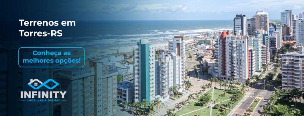 Prédios e casas a beira de uma praia em Torres, no Rio Grande do Sul, o texto à esquerda diz "Terrenos em Torres-RS: Conheça as melhores opções", com a logo da Infinity Imobiliária Digital abaixo.