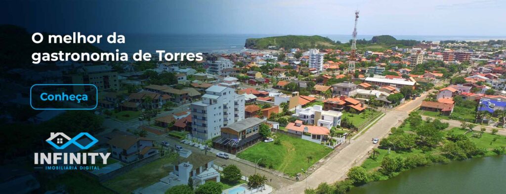 Casas e prédios na região de Torres, no Rio Grande do Sul, o texto à esquerda diz "O melhor da gastronomia de Torres: conheça"