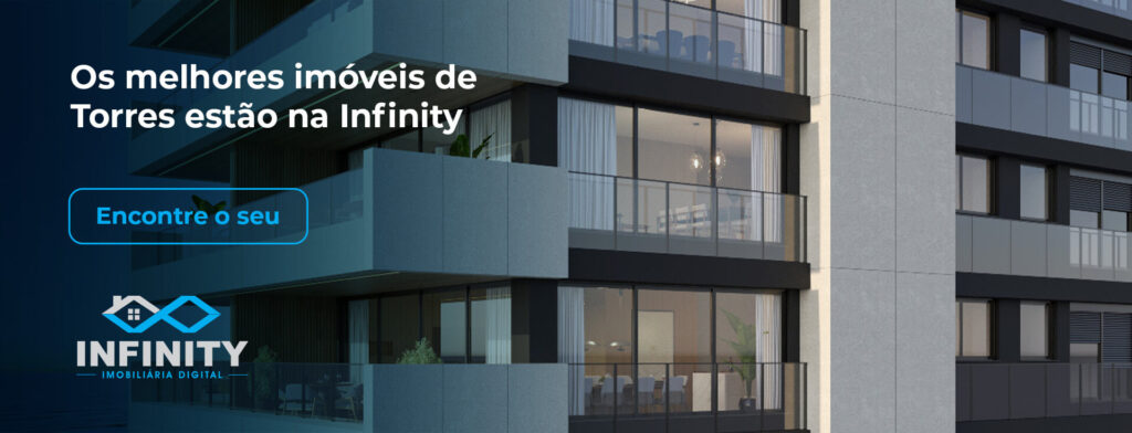 Fachada de um prédio moderno, com grandes janelas e sacadas. À esquerda tem o texto "Os melhores imóveis de Torres estão na Infinity: Encontre o seu"