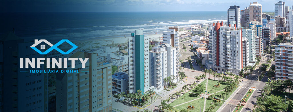 Casas e prédios próximos à Praia em Torres. À esquerda está o logo da Infinity, Imobiliária Digital.