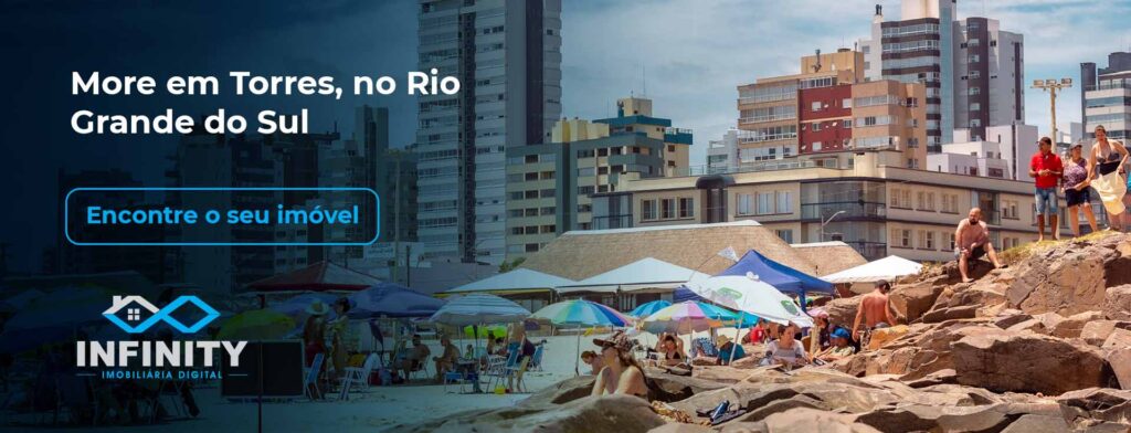 Pessoas em uma praia de Torres em um dia ensolarado, com prédios no fundo. O texto à esquerda diz "More em Torres, no Rio Grande do Sul: Encontre o seu imóvel"
